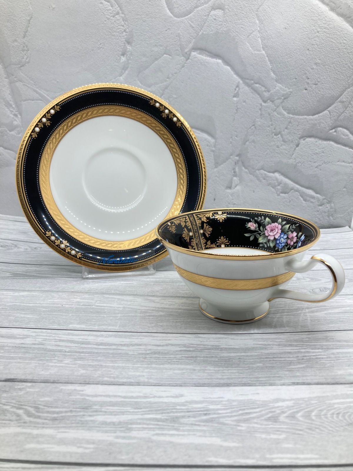 瀬戸焼 真玉園清彦 瀬戸染付菊桐陽刻文外漆鼎足重箱 13cm 【公式通販】