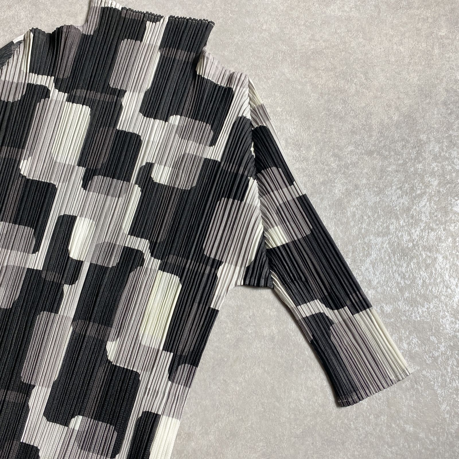 ▪️美品 プリーツプリーズ ブラウス プルオーバー 幾何学 モノトーン