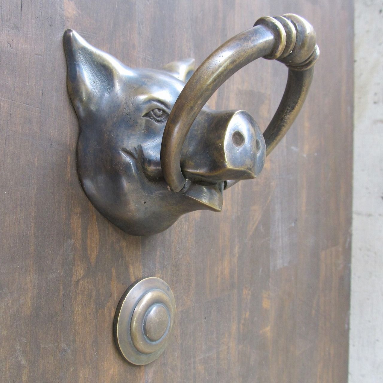 豚のドアノック 玄関ドアノッカー 真鍮製 P-139 アンティークゴールド ブタ ぶた 扉 呼鈴 ドアベル ドアチャイム ブラス レトロ調 ビンテージ調 ドア装飾 DIY BRASS 建材 豚骨ラーメン店デコレーション 370918