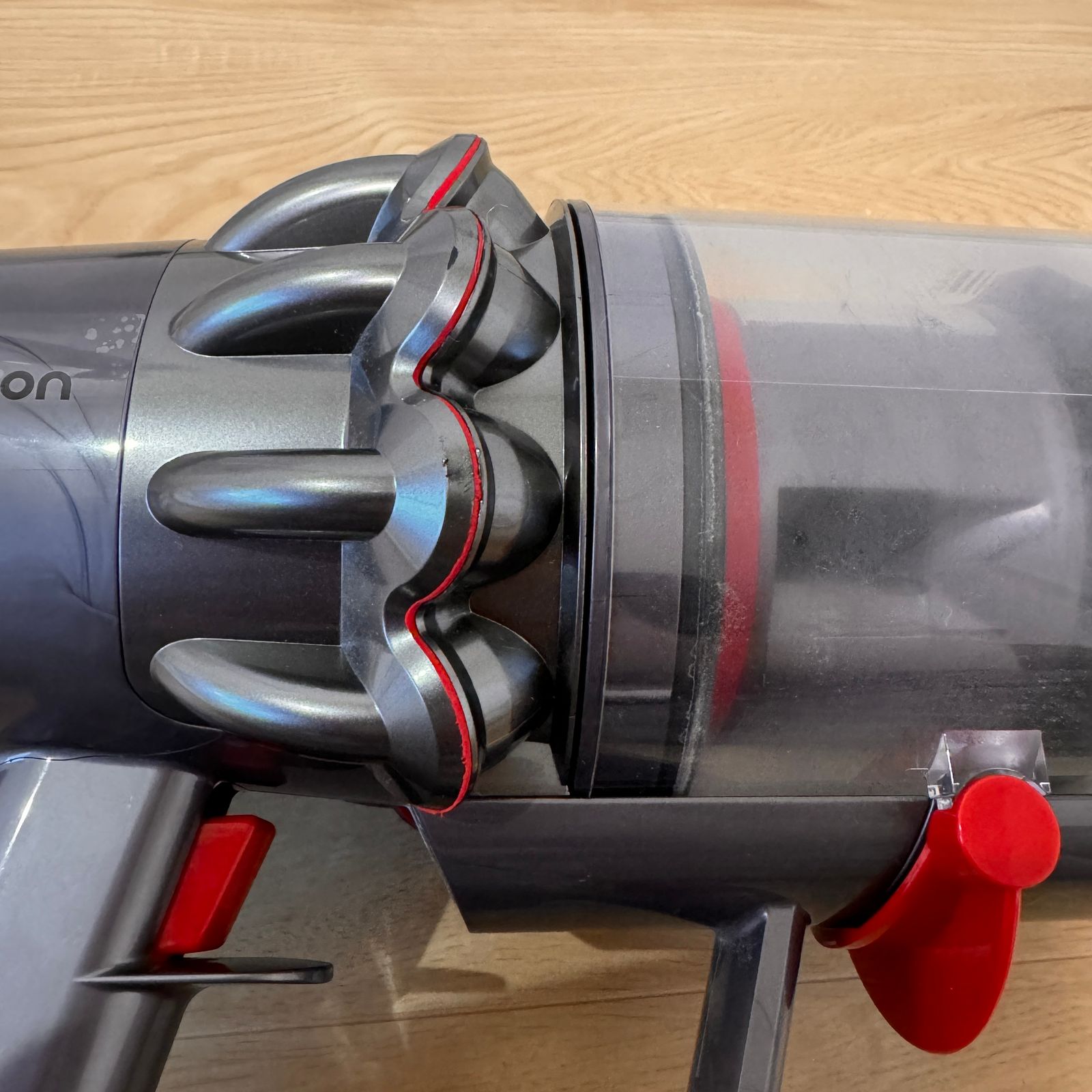 ☆動作確認済み dyson ダイソン サイクロンV10 fluffy SV12コードレスクリーナー アタッチメント多数！フロアスタンド付き！☆ -  メルカリ