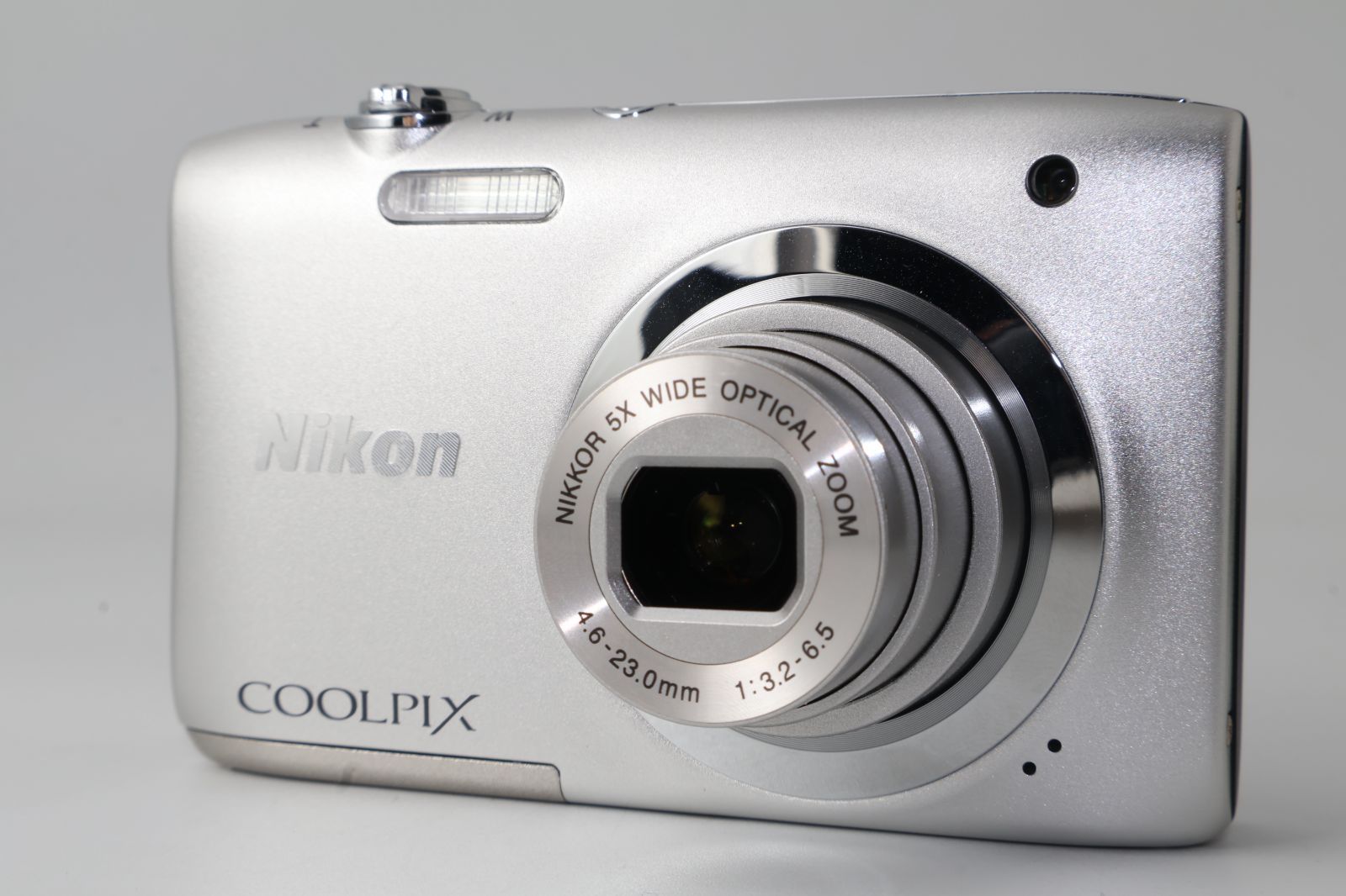 カメラ、光学機器 Nikon COOLPIX A100 シルバー コンパクトデジタルカメラ