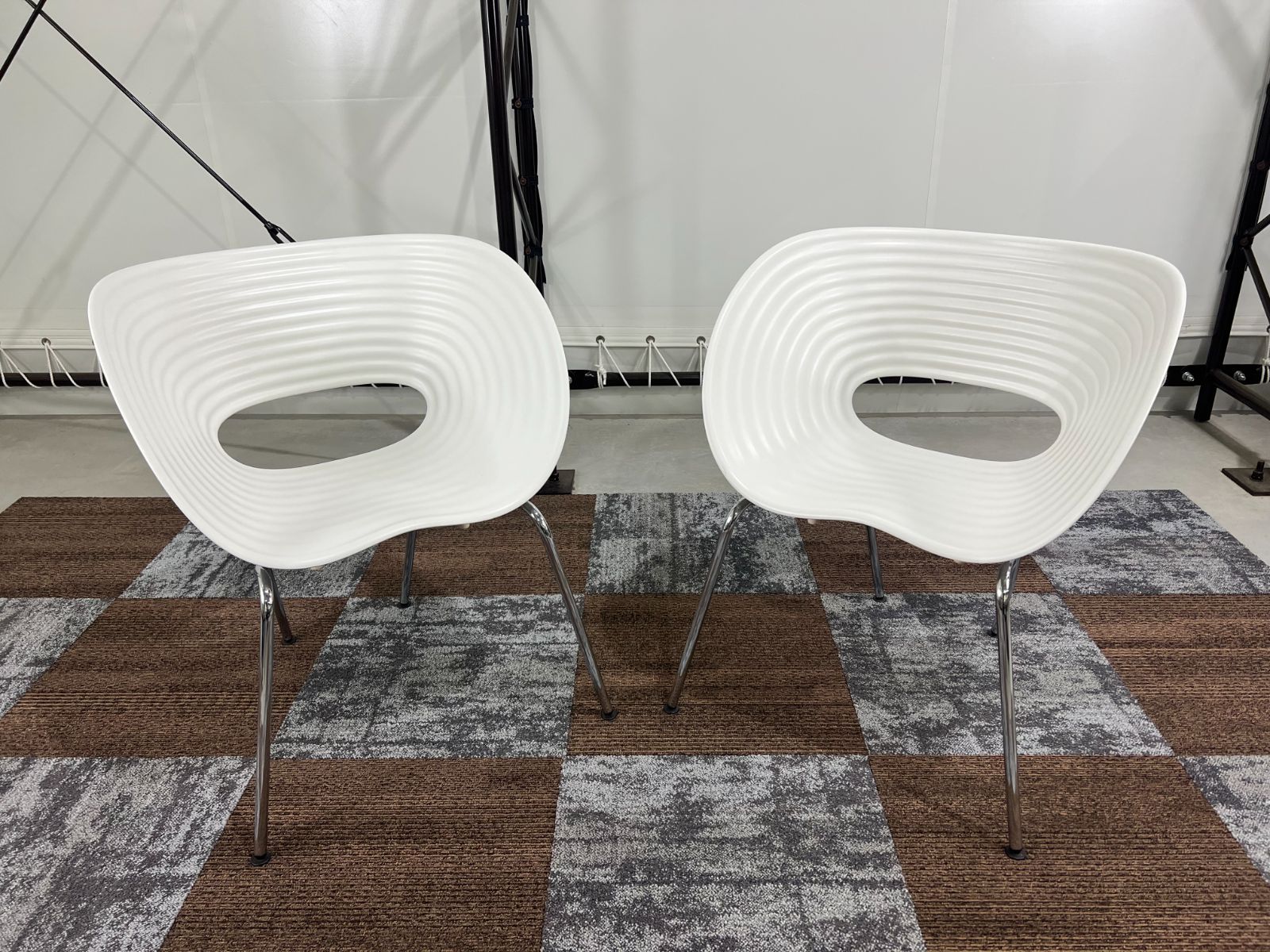 2脚セット】Vitra（ヴィトラ）Tom Vac（トムバックチェア）ホワイト/スタッキングチェア/デザイナーズ家具/Ron Arad /  ロン・アラッド - メルカリ