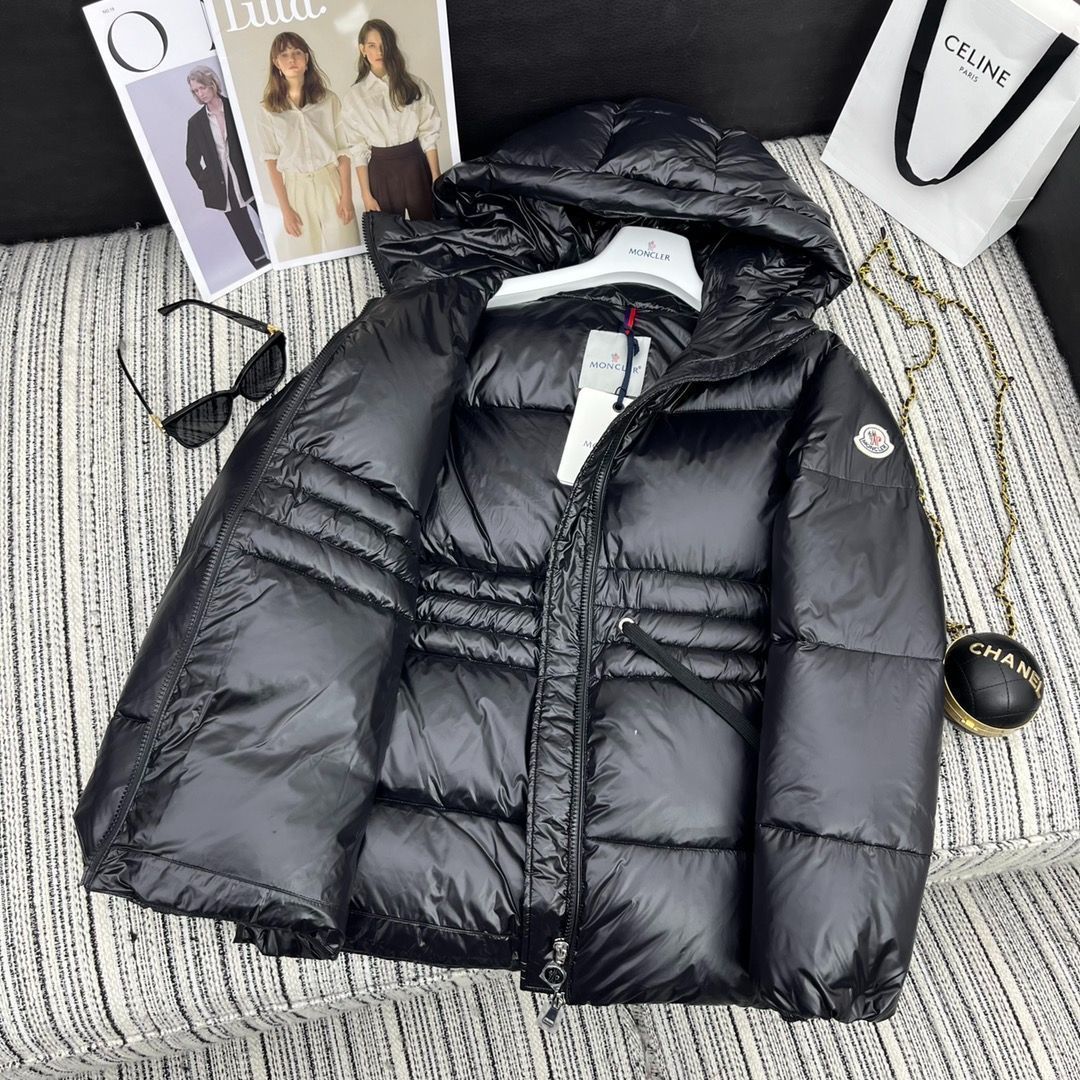 MONCLER アイボリー　ダウンジャケット　Sサイズ MONCLER アイボリー ダウンジャケット Sサイズ