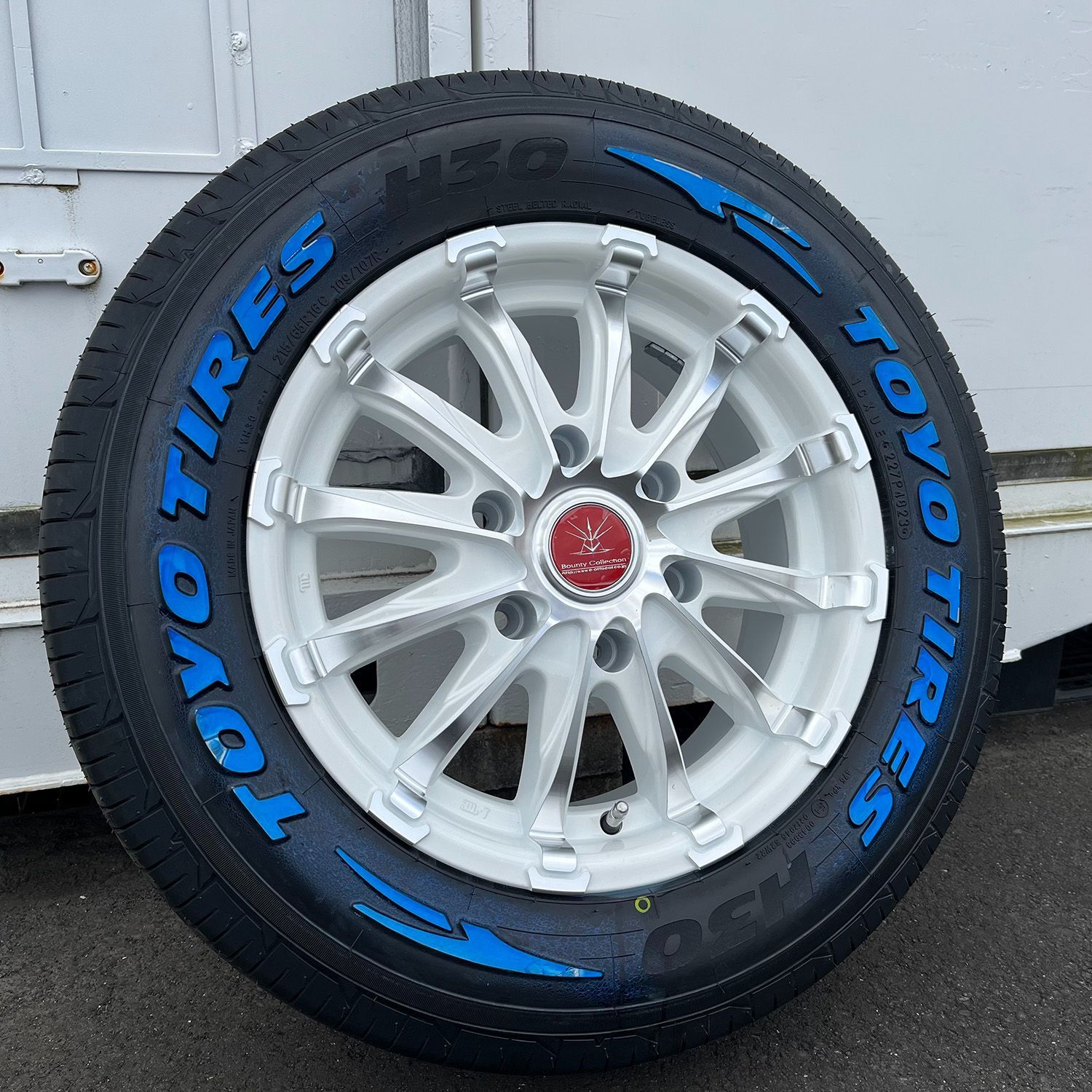 訳あり 車検対応 4本セット タイヤ＆ホイールセット 200系ハイエース レジアスエース TOYO トーヨータイヤ H30 215/65R16  ホワイトレター 1台分 16インチ BD12 - メルカリ