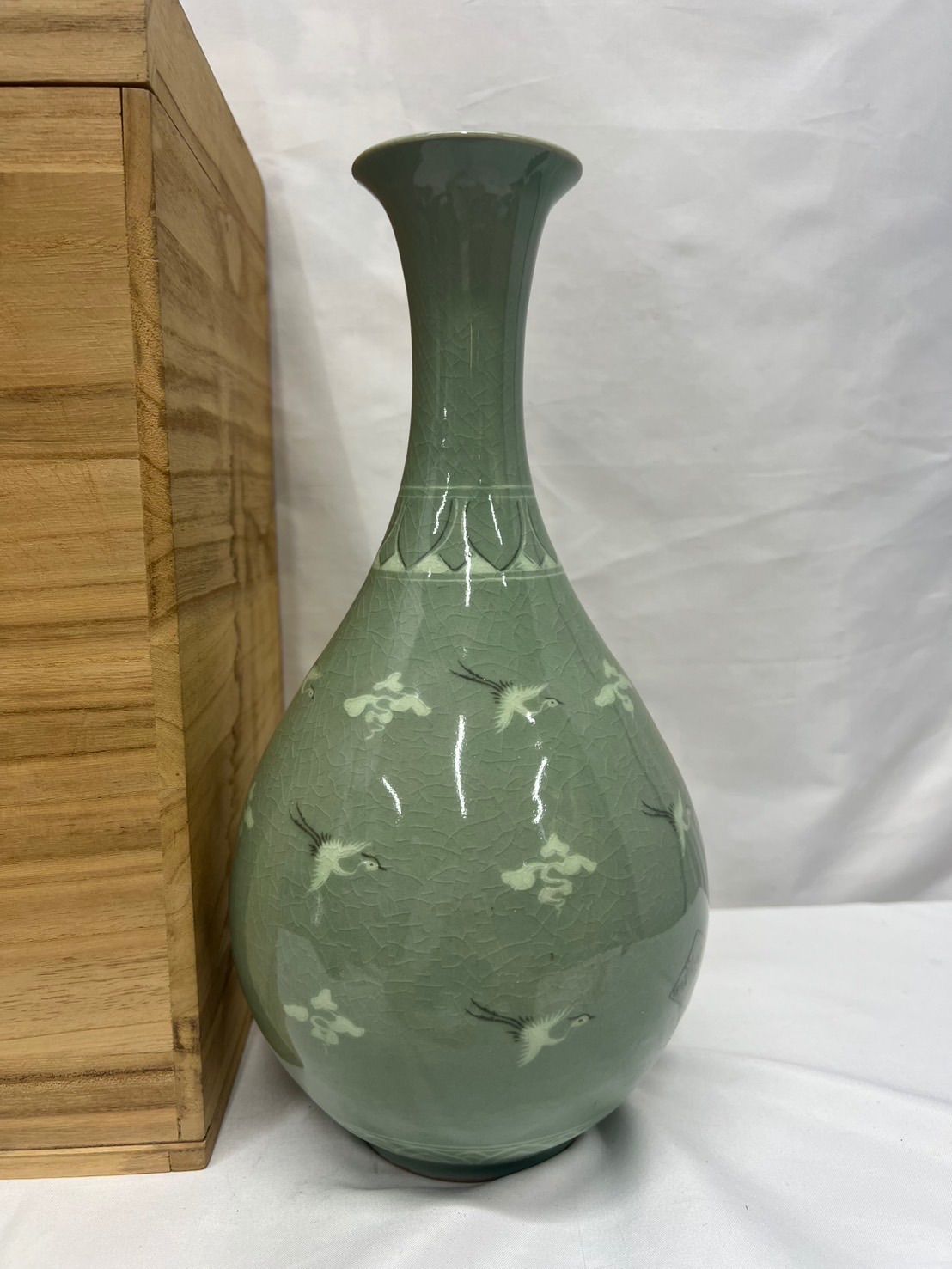 D0099 韓国陶窯 東谷 金正黙 青磁象嵌辰砂花文 梅瓶 共箱付 ☆ 花器