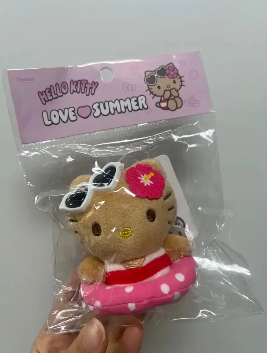 オリーブヤング サンリオ 日焼け キティ 人形 キーホルダー 売る
