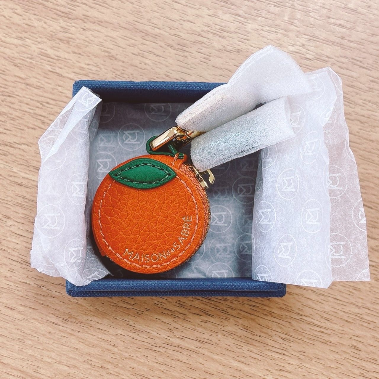 メゾンドサブレ フルーツチャーム オレンジ SABRÉMOJI™AirTag フルーツチャーム - Orange – MAISON de SABRÉ