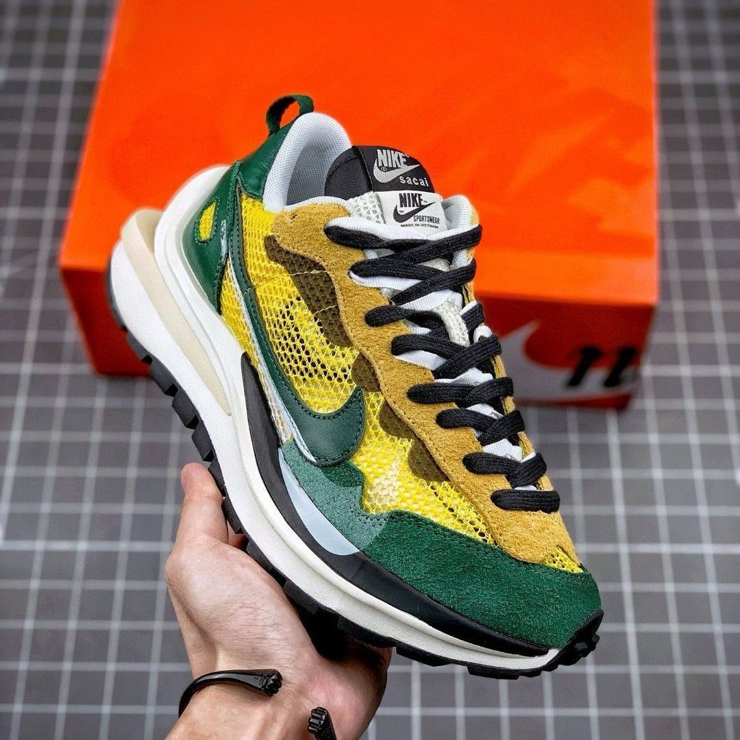 新品未使用 ナイキ スニーカー Sacai x Nike VaporWaffle tour yellow カジュアルシューズ 男女兼用 イエローグリーン