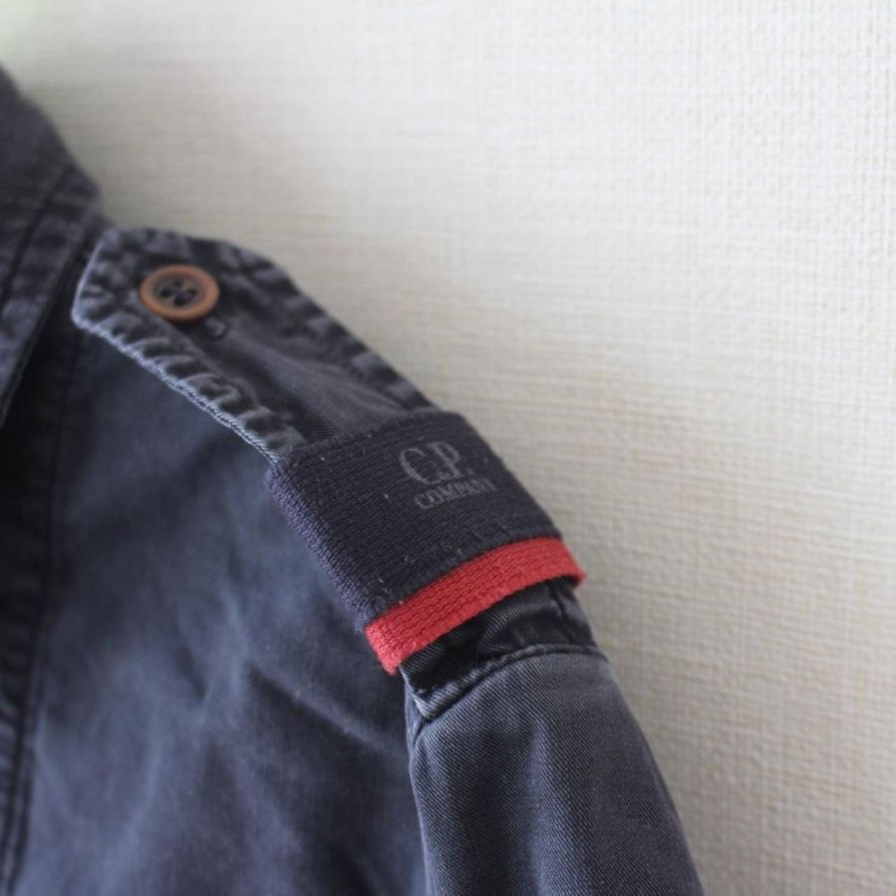 C.P.COMPANY シーピーカンパニー キッズ シャツ 製品染め チュニジア製 黒とチャコールグレーの中間色 10/140 （w-1579）