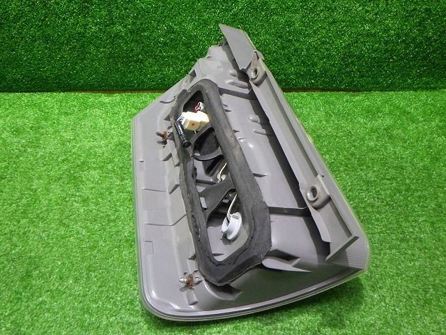 70ヴォクシー 右テール ZRR70 75 前期 28-220 トヨタ 81551-28594 LED球切れ無 251003067 FFCRYSTALESIA_COM