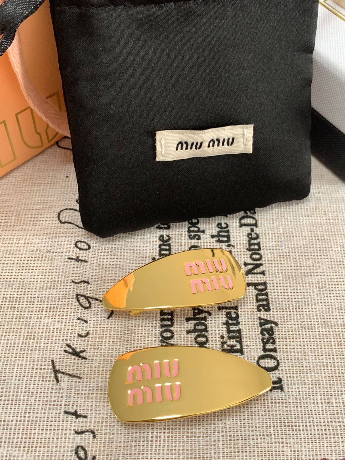【日常を特別に！】MIUMIU エナメルメッキ ヘアピン 大人気！【MiuMiu】 ミュウミュウ エナメルメッキ ヘアピン