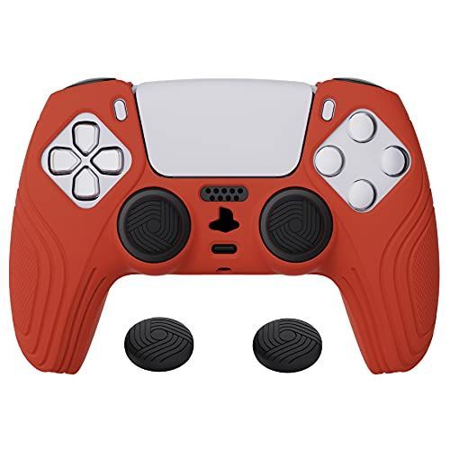 パッションレッド eXtremeRate PlayVital PS5コントローラーに適用するカバー、滑り止めコントローラーシリコンスキンケース、プレイステーション5無線コントローラー用の人間工学に基づいたソフトラバー保護ケース親指スティックキャップ付き【サムラ