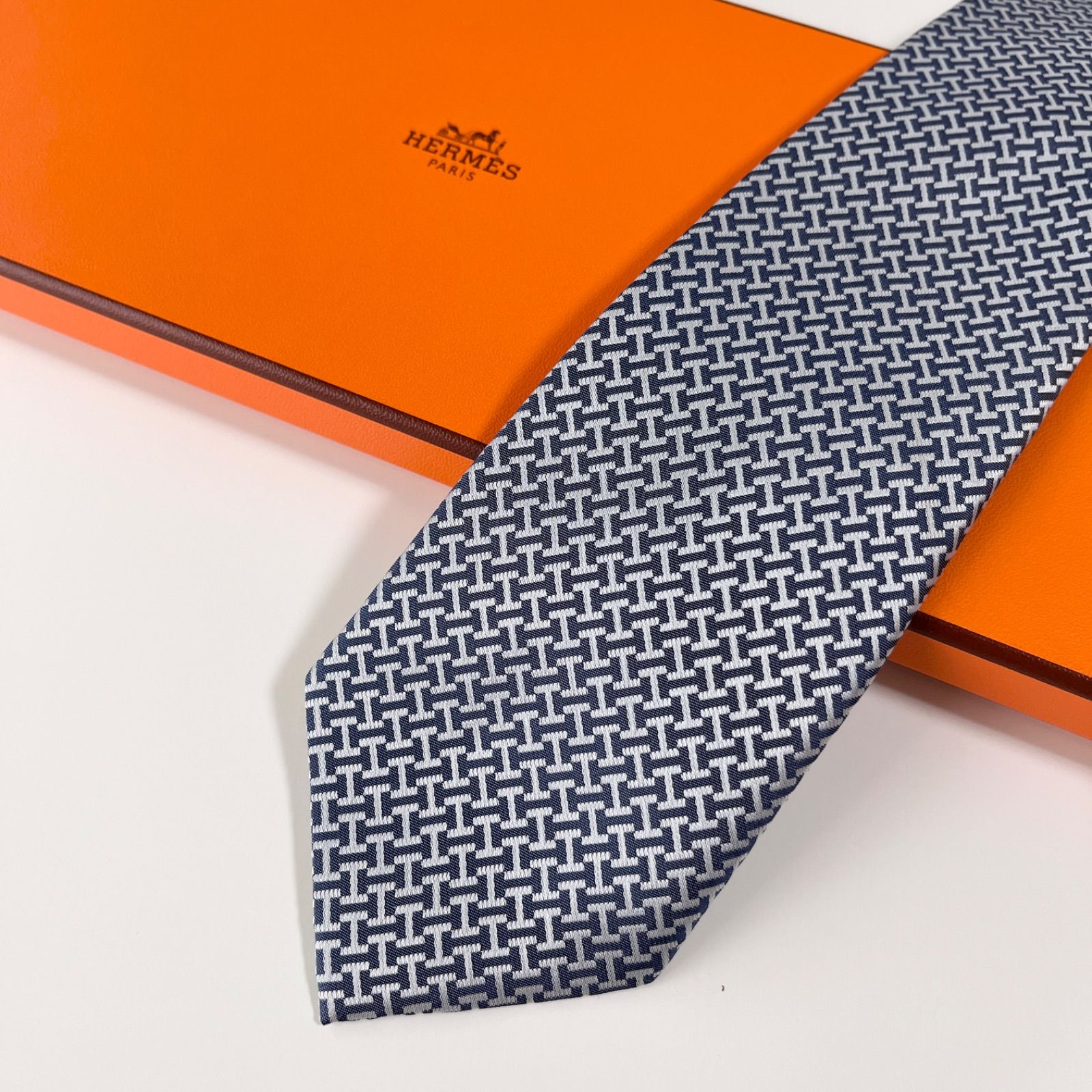 美品 HERMES エルメス ネクタイ グレー シルク100% 美品 HERMES エルメス ネクタイ シルク100% ライトグレー H柄
