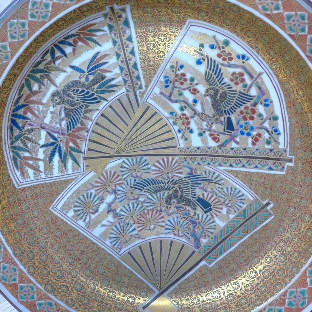 金彩小紋扇面図 山本重義 九谷焼 飾皿 七宝柄 皿立 共布 共箱 元値33万 金彩小紋扇面図 山本重義 九谷焼 飾皿 七宝柄 皿立 共布 共箱 元値33万