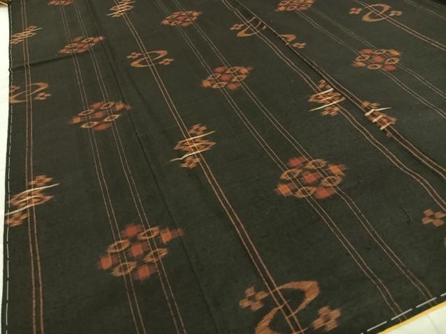 平和屋着物○国指定重要無形文化財 本場久米島紬 手織 舞花文 正絹  