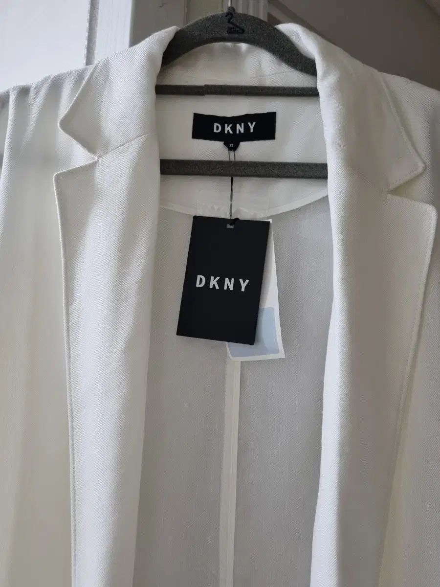 DKNY 白