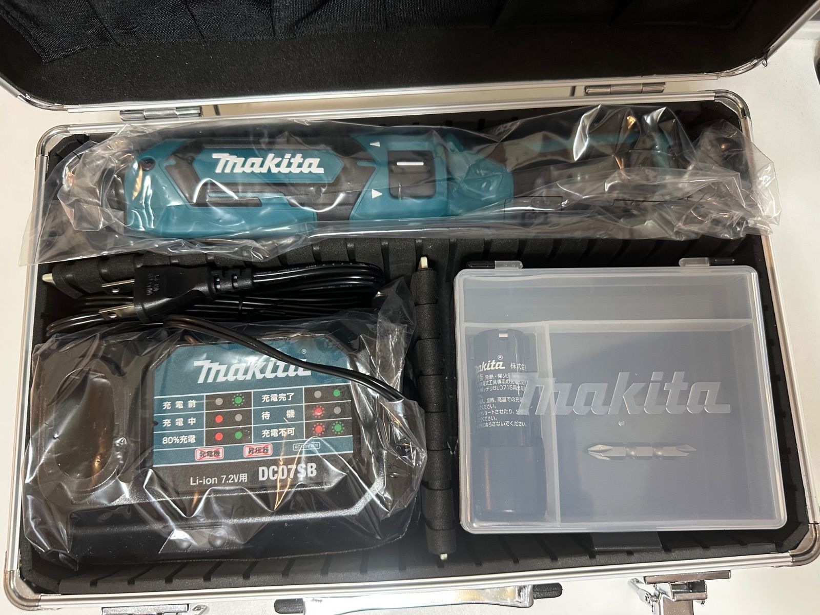 マキタ 充電式ペンインパクトドライバ ７．２Ｖ ２５Ｎ ｍ 青 １．５Ａｈ 本体 バッテリ×２ 充電器 アルミケース付