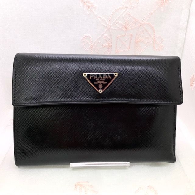 PRADA プラダ　サフィアーノレザー　三つ折り財布　ブラック　三角プレート PRADA プラダ サフィアーノレザー 三つ折り財布 ブラック 三角