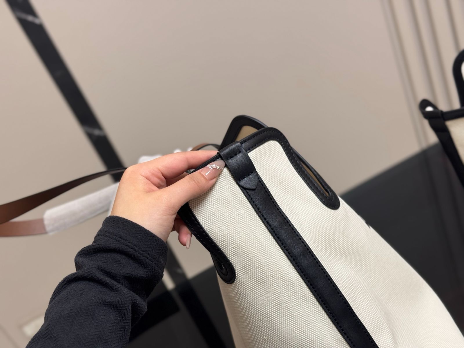 Burberry 8111350A1189 関税送料込 BURBERRY(バーバリー) チェックローカットスニーカー ブラック