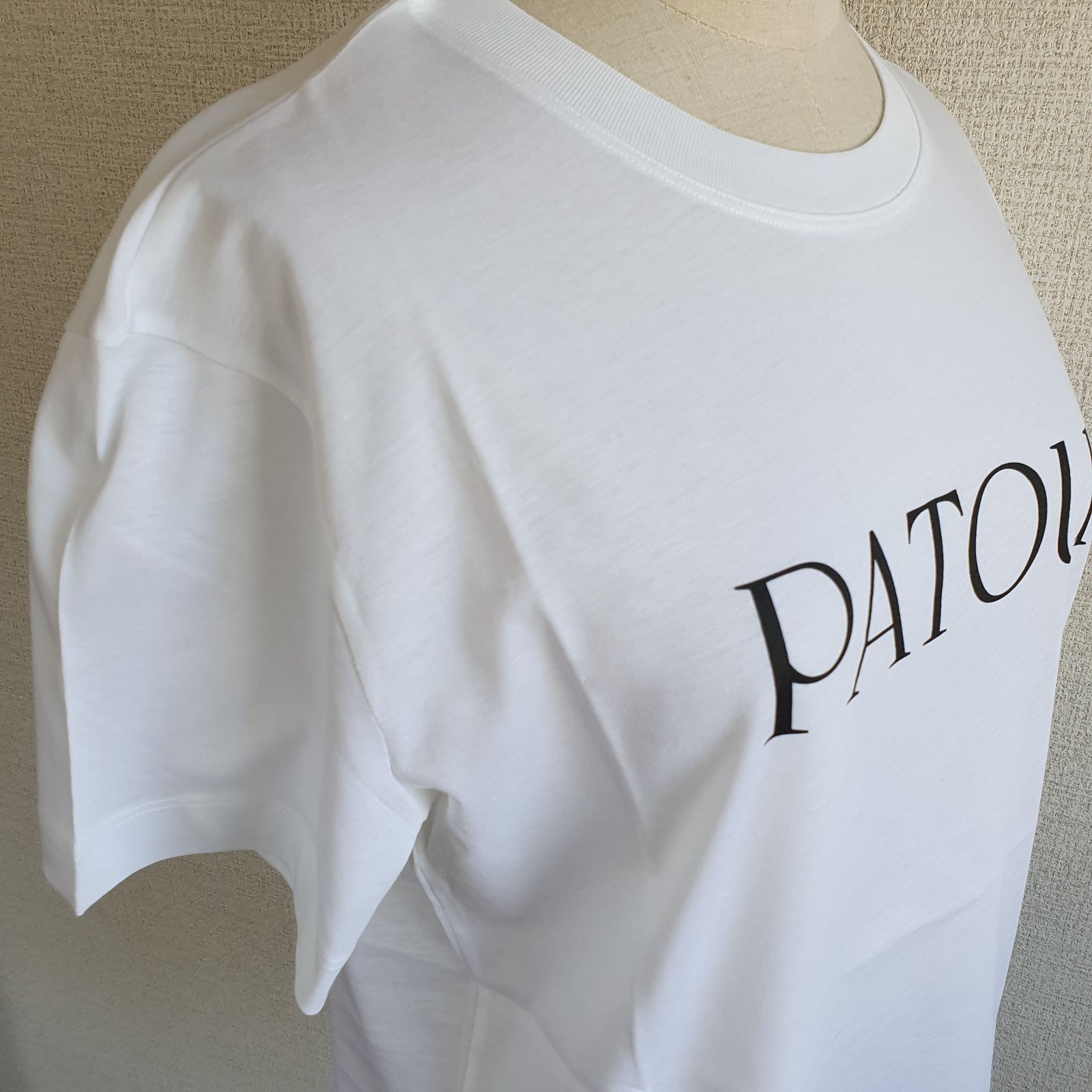 新品・未使用】PATOU パトゥ ロゴ オーガニックコットンTシャツ