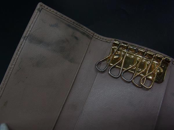 PRADA レザーキーケース ベージュ サフィアーノ レザー すぐ届く》PRADA サフィアーノレザー キーケース ギフトに