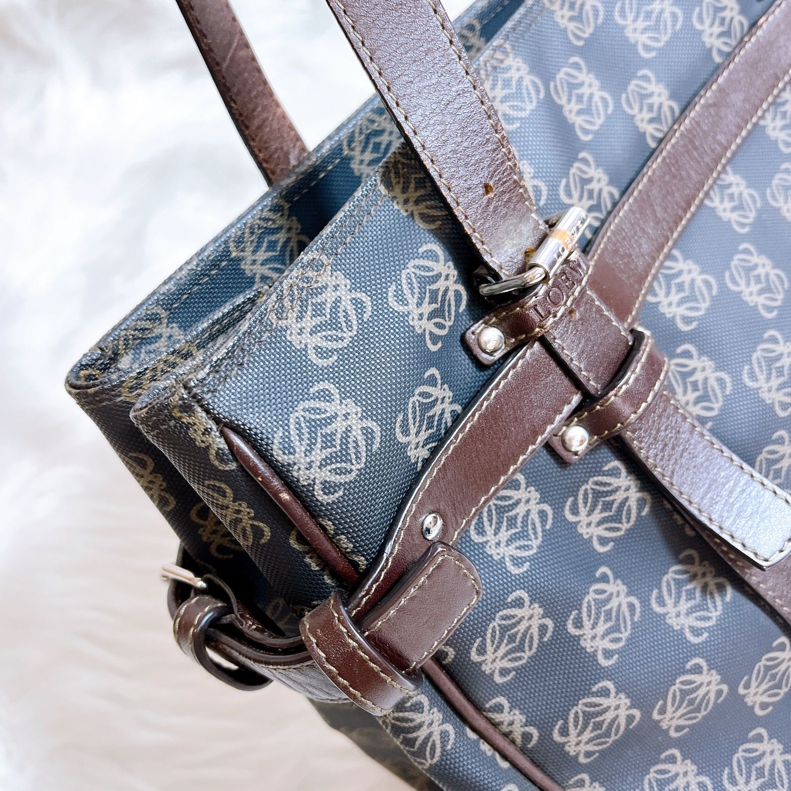 LOEWE トートバッグ アナグラム モノグラム　総柄　ロゴ　レザー　肩がけ LOEWE トートバッグ アナグラム モノグラム総柄ロゴレザー肩がけ