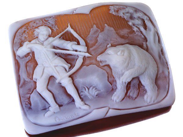 ジュエリー Amando作 狩人と熊の彫刻 シェルカメオルース 54.5ｍｍ×41.9ｍｍ w5230v