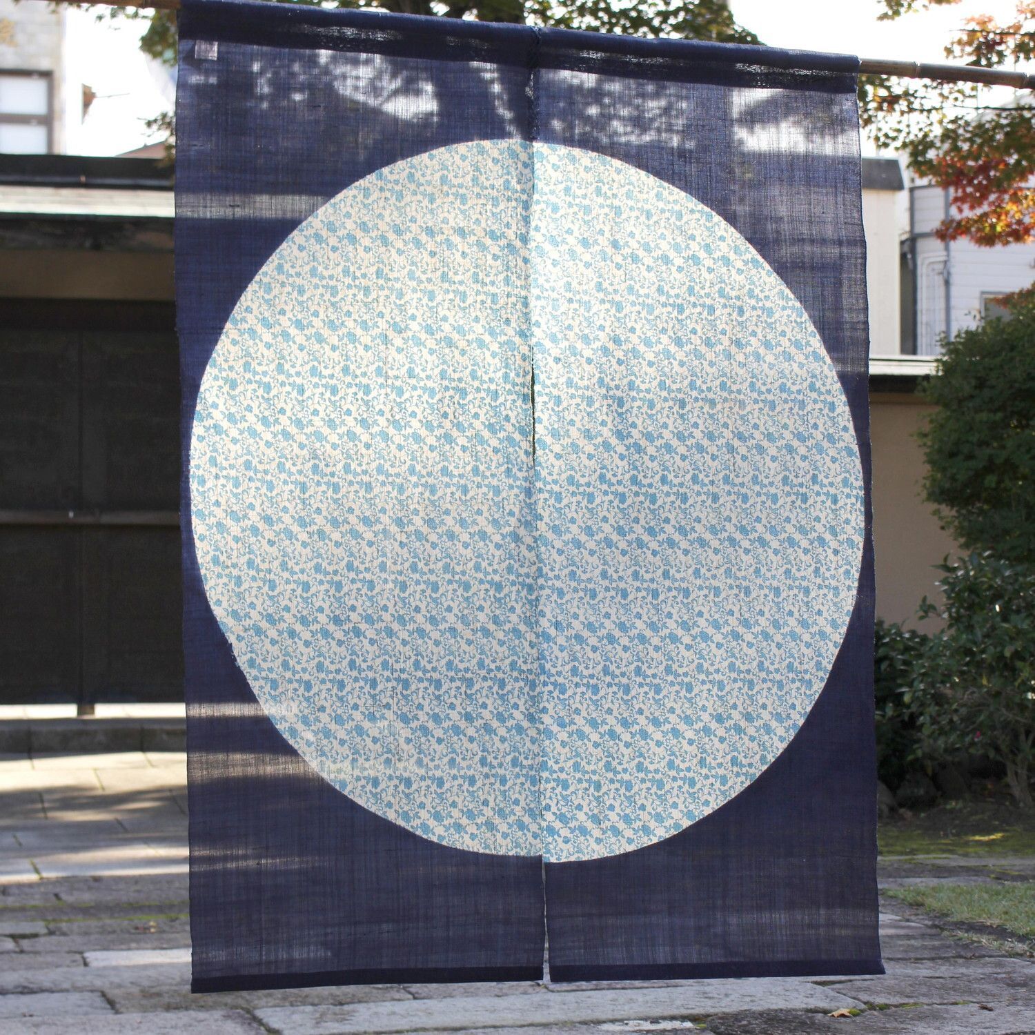 全国 らくらくメルカリ便 IONO イオノ 麻のれん 丸 花唐草 藍 W90xH120cm 暖簾 家紋 目隠し