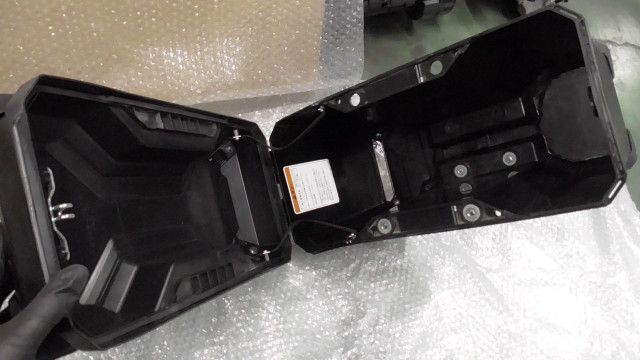 ヴェルシスX250 LE250D-A03 の パニアケース 右 1761093289 BRIGHTFACE_UK