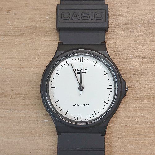 ◇ CASIO カシオ 動作未確認 3針 クォーツ式 ラバーベルト ロゴ 腕時計 ウォッチ ブラック 表記なし レディース メンズ E