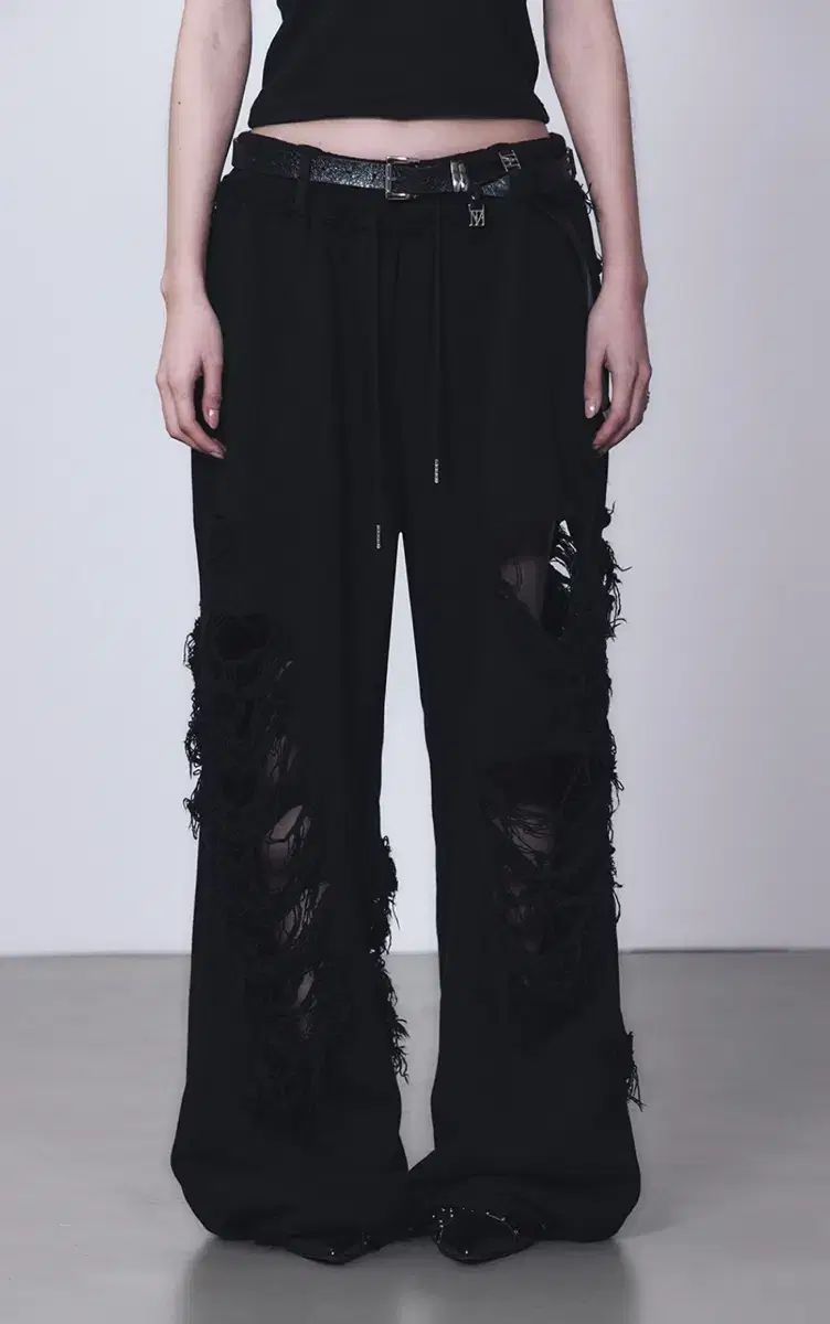 TREEMINGBIRD スクラッチダメージ ワイドパンツ ブラック ジェニ着用