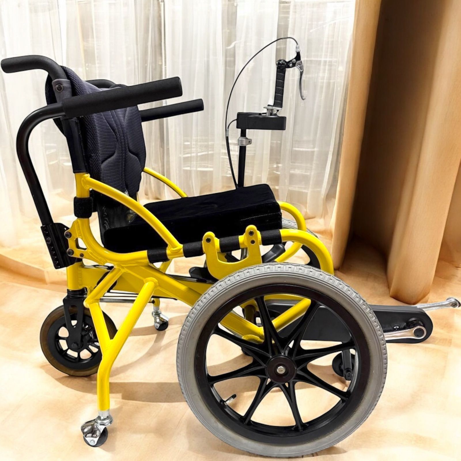 足こぎ車いす　COGY (コギー）イエロー 足こぎ車いすCOGY (コギー）イエロー