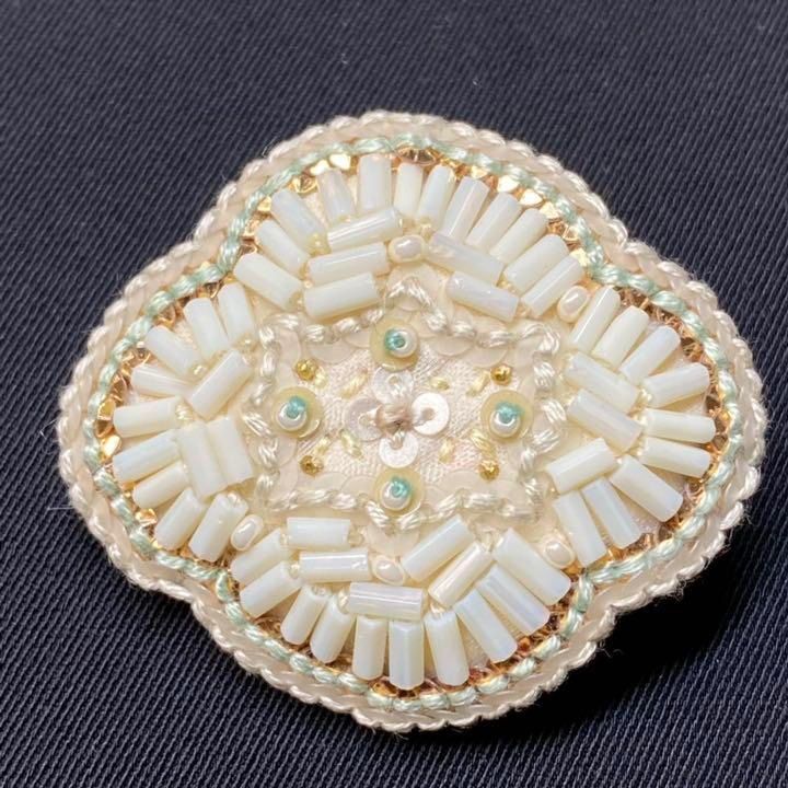 コーラルカボションの花 シェル 貝細工 ブローチ ヴィンテージ 貝細工