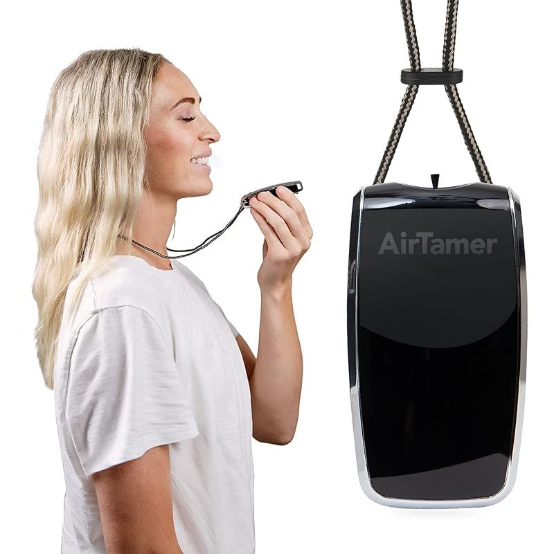 AirTamer A320 充電式パーソナル空気清浄機 実証済みの性能 ウイルスおよび汚染物質テスト済み* ブラック レザー トラベル ケース付き