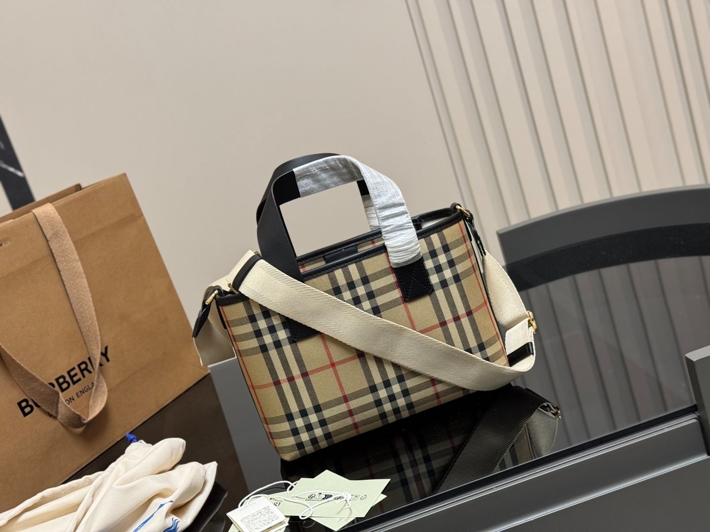 【メルカリに1点】BURBERRY マネーク リップ 新品未使用 メルカリに1点】BURBERRY マネーク リップ 新品未使用