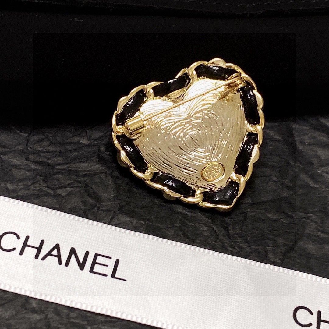 【エレガントな女性を演出♪】CHANEL バール付 ブローチ CHANEL パール付きロゴブローチ アクセサリー