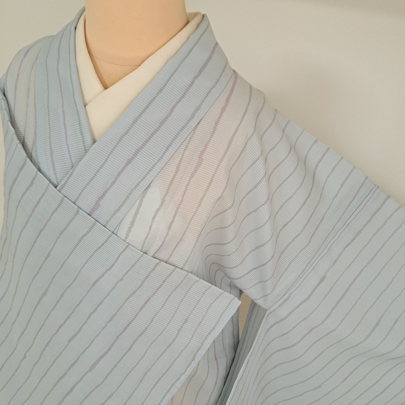新古品【洗える夏着物】絽◆縞模様◆小紋 身幅ゆったり！洗える夏着物 小紋 絽 化繊 ライトグレー地に