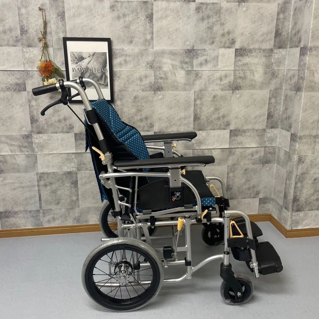 日進医療器　介助用　多機能　超軽量　ノーパンクタイヤ　車椅子　NAH-U7 日進医療器 介助用 多機能 超軽量 ノーパンクタイヤ 車椅子 NAH-U7