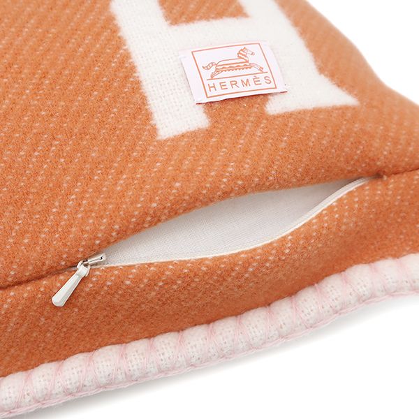 【新品未使用】エルメス ファッション雑貨 アヴァロン エポペ クッション 新作エルメス日本未入荷☆クッション アヴァロン直営ラッピング