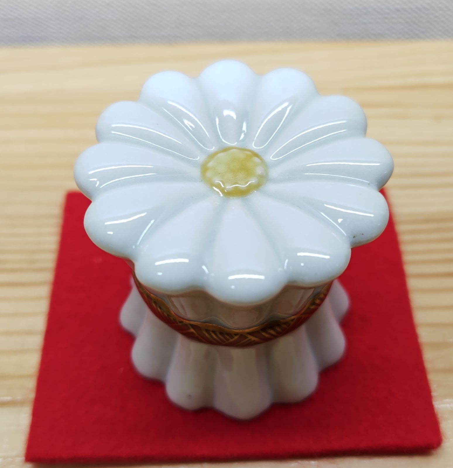 送料込【逢絢亭】茶道具 蓋置 九谷焼 菊の形 矢口永寿 共箱入り 逢絢亭】茶道具 蓋置 九谷焼 菊の形 矢口永寿 共箱入り 作家 九谷焼