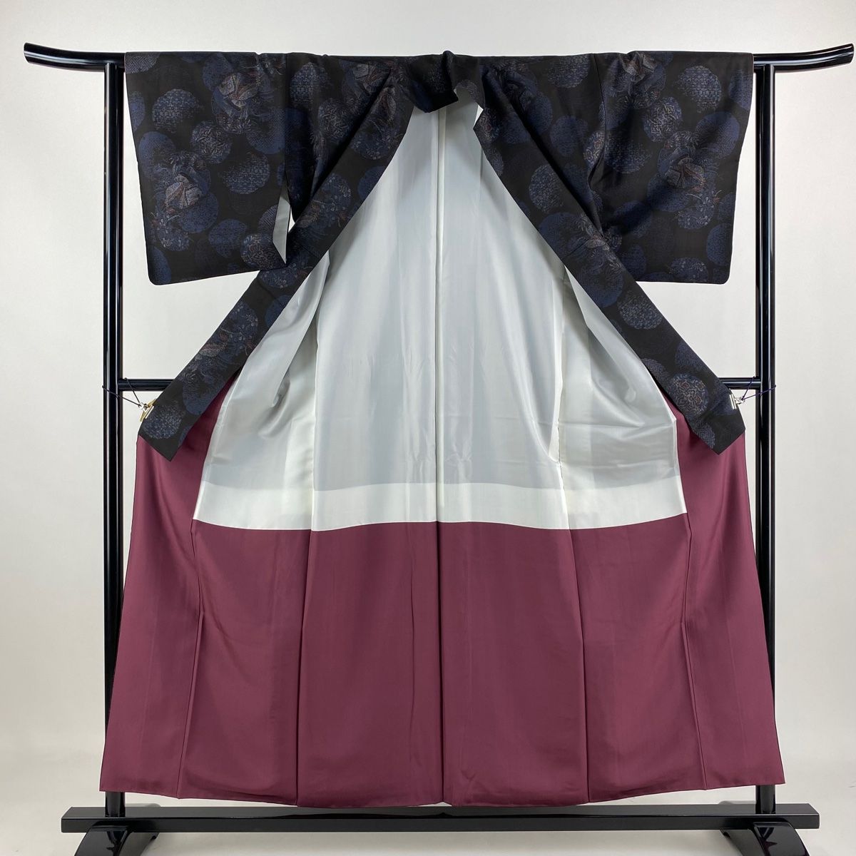 在庫一掃】 紬 身丈157cm 裄丈62.5cm S 袷 やまと 雪輪 人物 墨色 正絹  