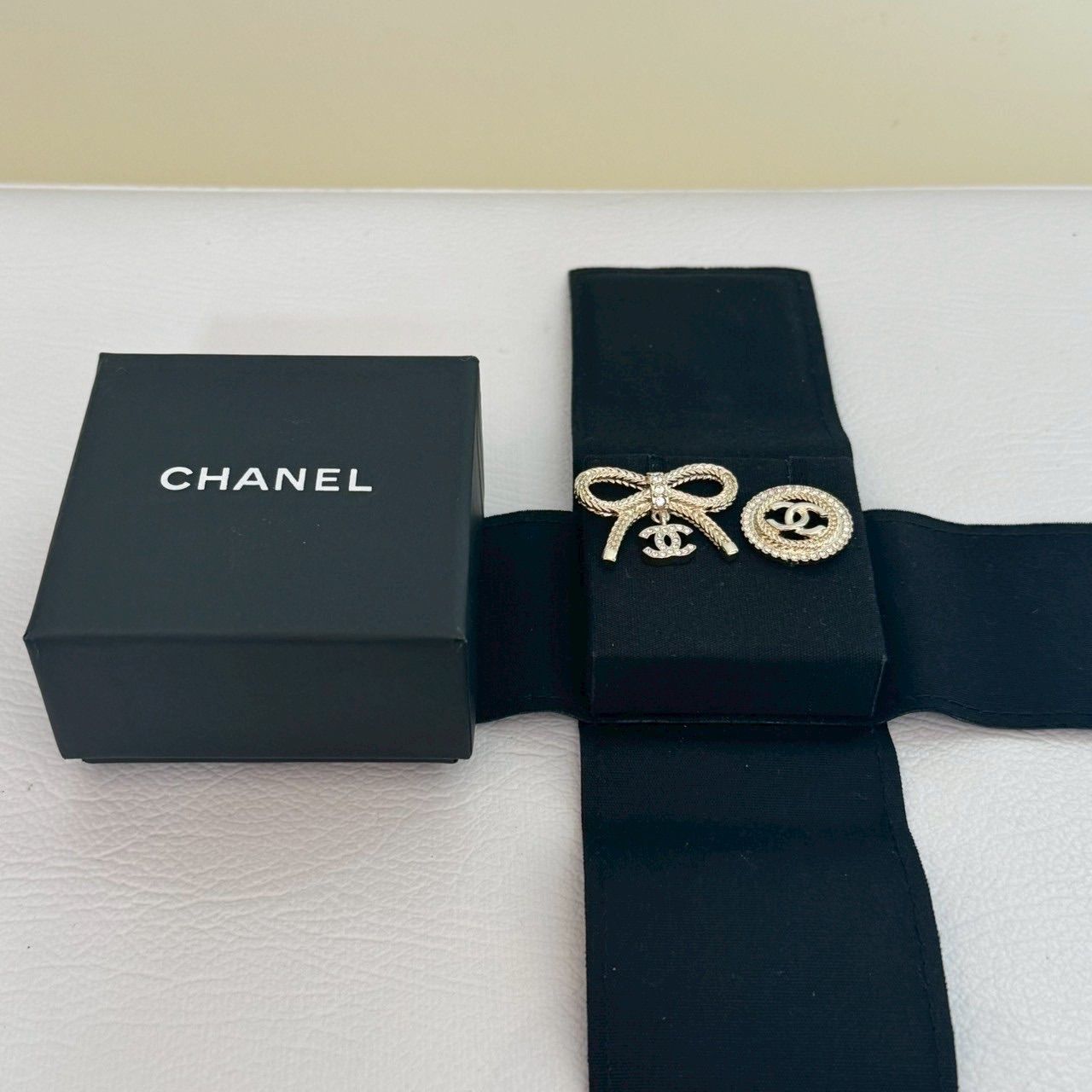 シャネル CHANEL 24 ピンブロー チ リボン ラウンド CC ココ