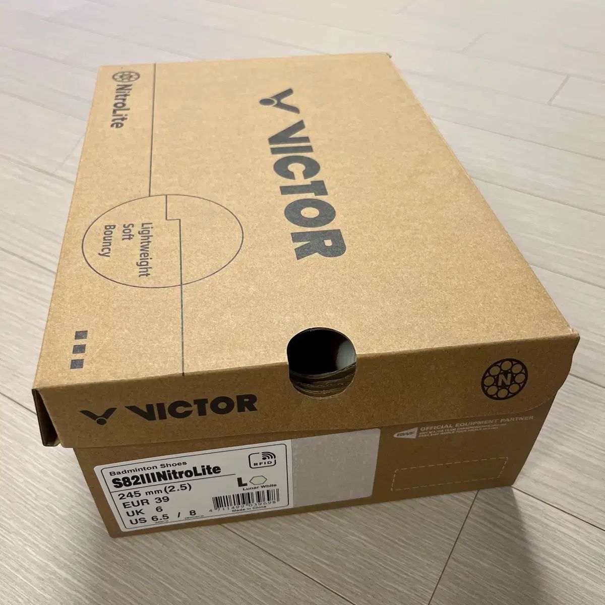 VICTOR ビクター バドミントンシューズ S82lllNitroLite 245 販売しています 新商品