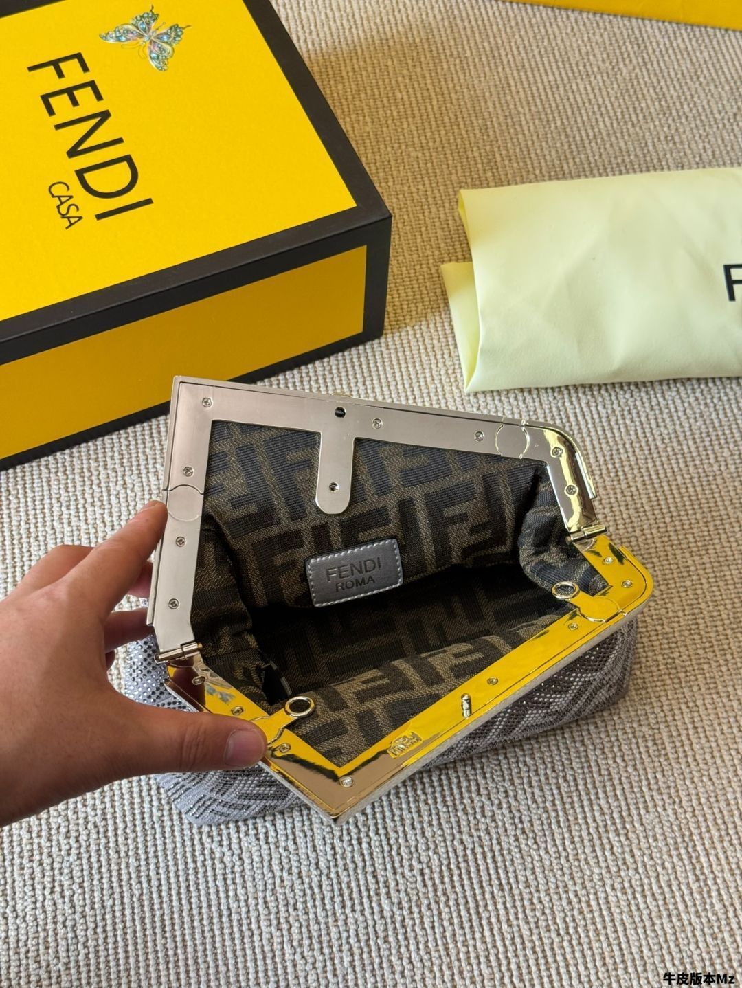 【FENDI】ファースト スモール シルバー ラミネートレザー F字型 フェンディ ファースト スモール レザー ブラウン | Fendi