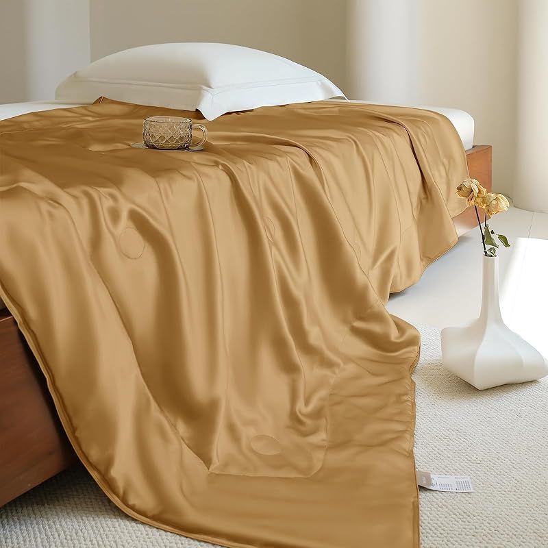 THXSILK シルク ブランケット 毛布 肌掛け布団 洗える 19匁 OEKO認証済 100％シルク 柔らかい ふわふわ 軽量 吸水速乾 静電気防止 防ダニ 抗菌 光沢 オールシーズン 贈り物 ゴールド 135*180cm 1