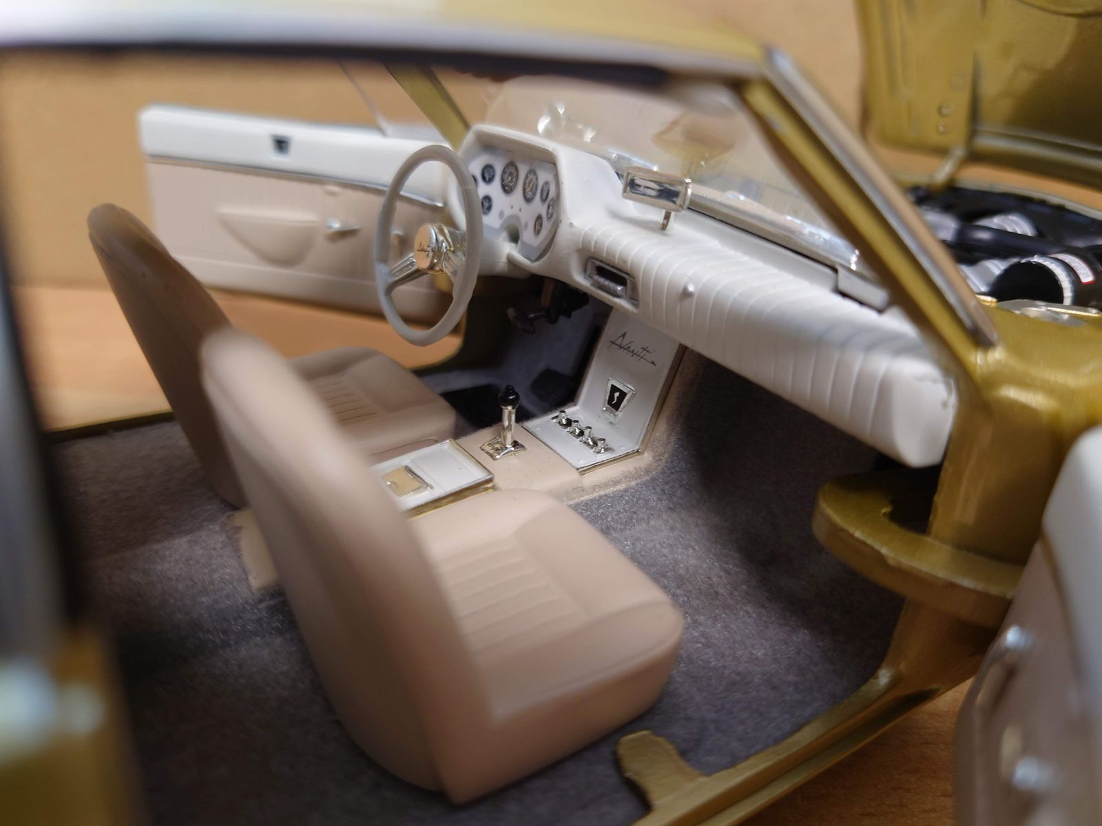 1/18 スチュードベーカー・アヴァンティ 1963 Avanti ゴールド-