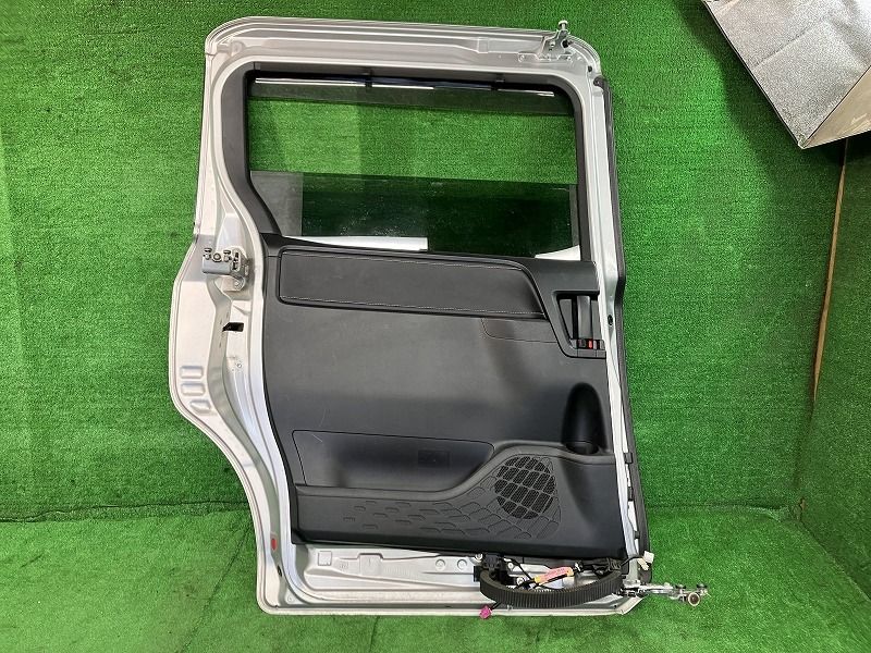 エスクァイア ZRR85G 左リアドア XI 4WD 7人 ニホンイタ M31Q8 67004-28650 1F7