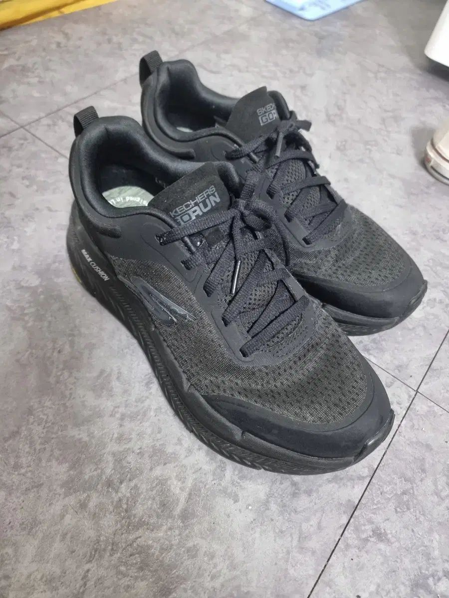 SKECHERS スケッチャーズ ゴロン マックスクッション 260 ランニングシューズ