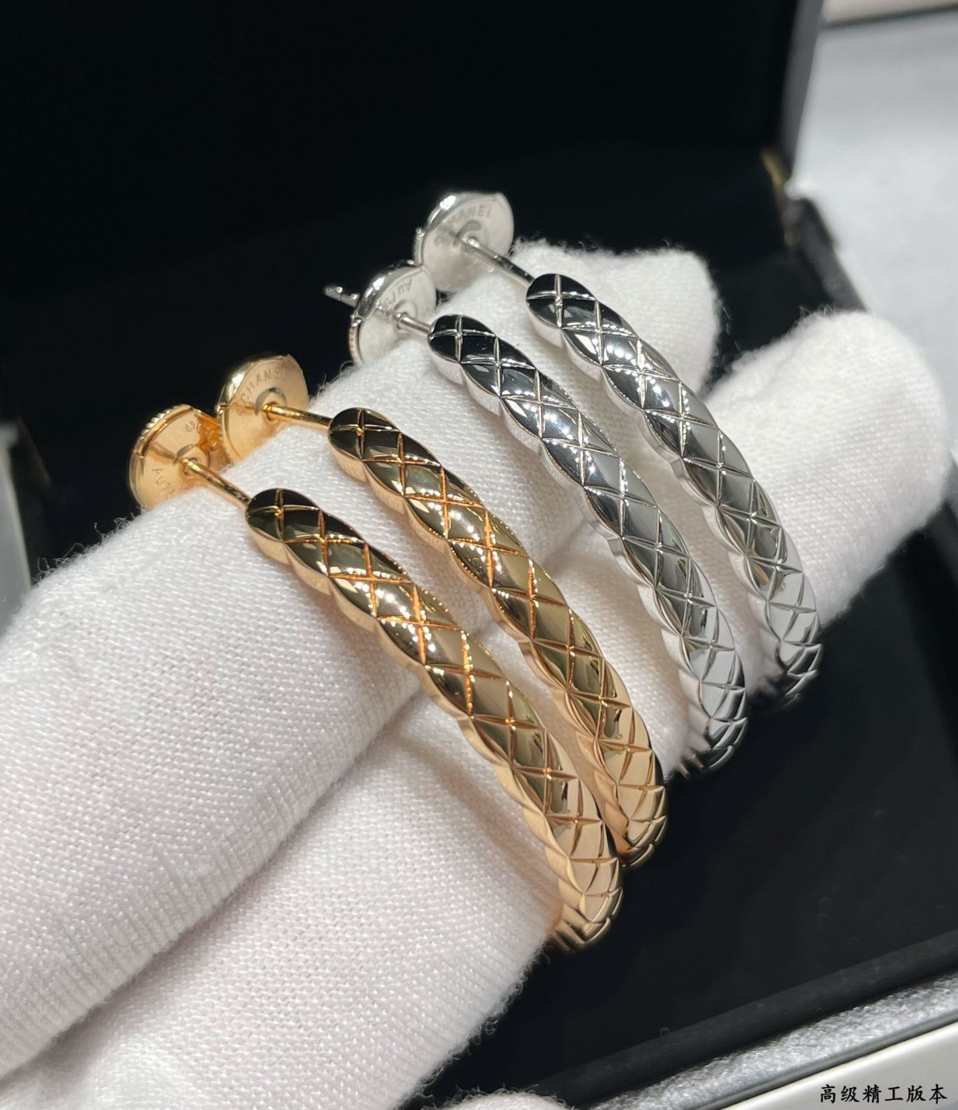 【シャネル】イヤリング ラージサイズ 個性派デザイン☆ 今日特価】V 金素材 CHANEL シャネル CNC 精密彫刻 ラージサイズ