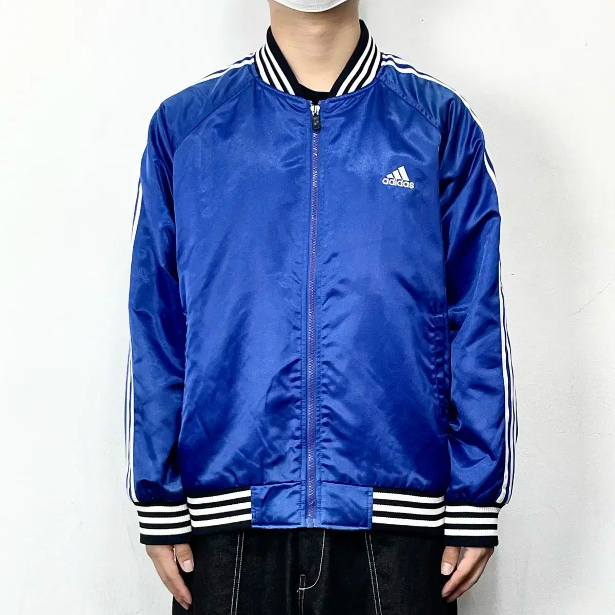 【雷市場（ポンジャン）商品韓国直送】 adidas(アディダス) グロッシーブルー 3本線 ビッグロゴ サテン バーシティ ジャケット